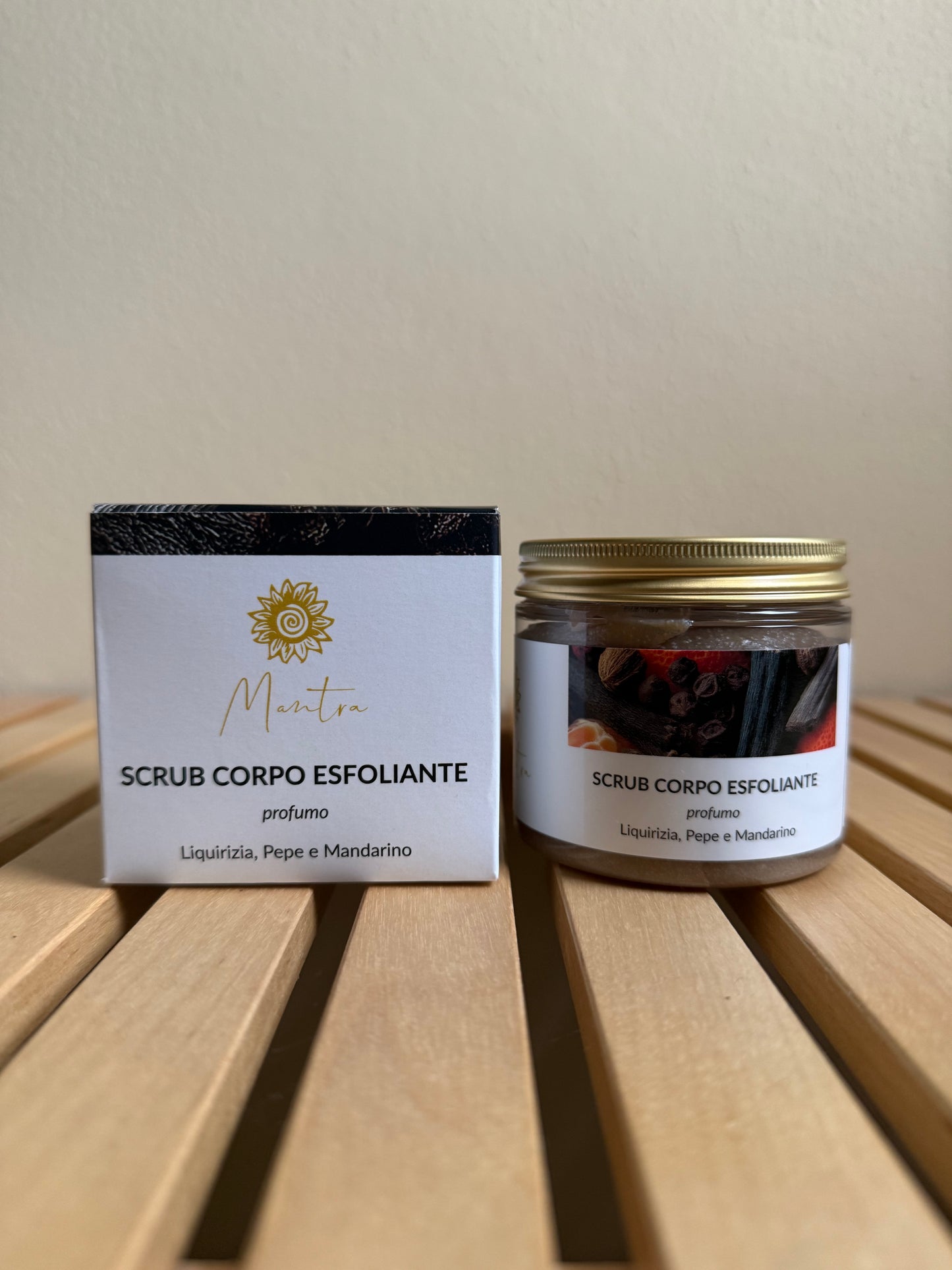 Scrub corpo esfoliante - profumo liquirizia, pepe e mandarino